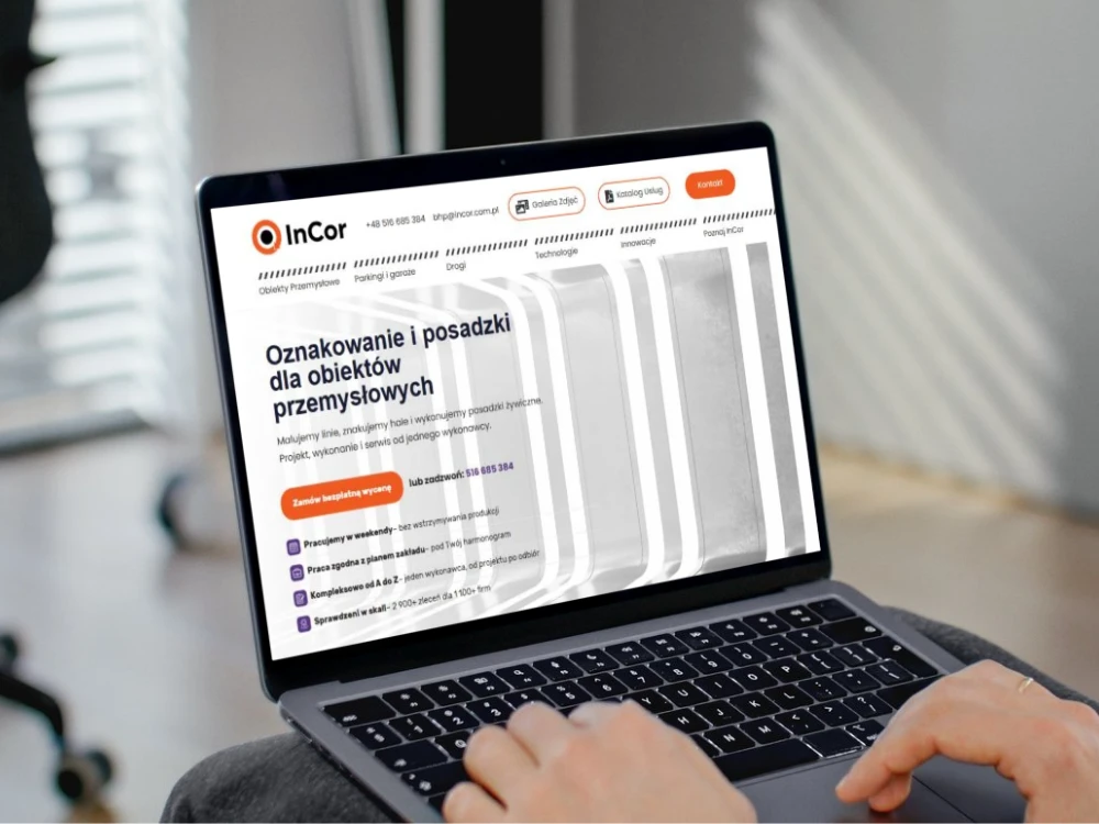 Strona internetowa InCor na ekranie laptopa