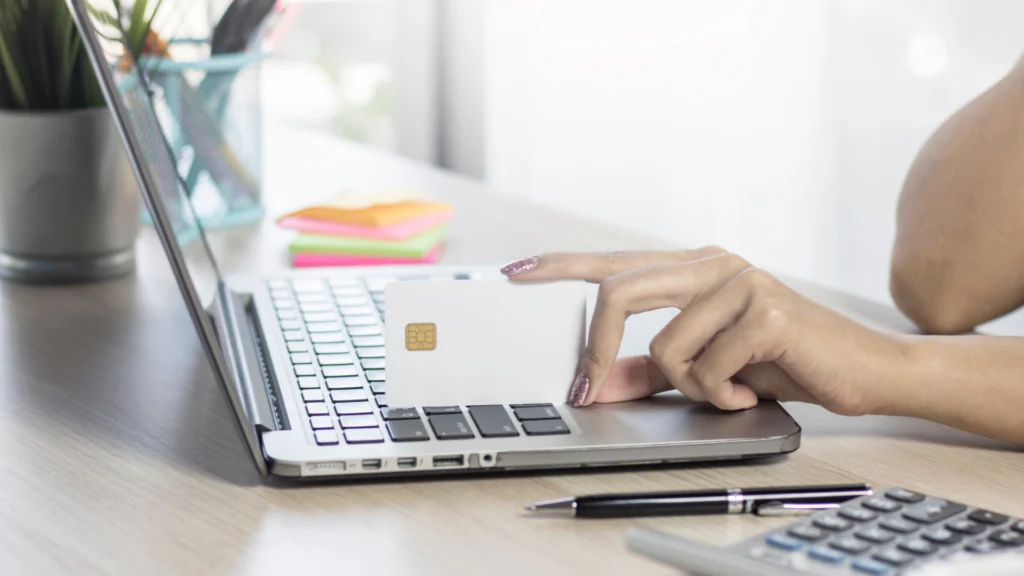 Social proof w e-commerce. Jak wykorzystać społeczny dowód słuszności w marketingu?